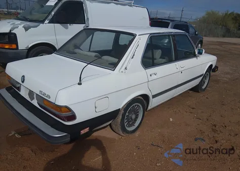 1983 BMW 528 E z USA, uszkodzony, nr VIN WBADK7303D7956230